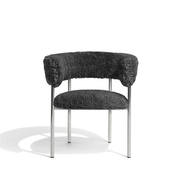 Møbel Copenhagen Font Spisebordsstol Med Armlæn Sheepskin Grå Poleret Stål Stel