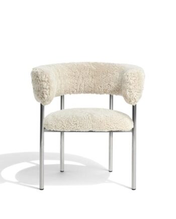 Møbel Copenhagen Font Spisebordsstol Med Armlæn Sheepskin Oyster Poleret Stål Stel