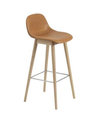 Muuto Fiber Barstol Med Træ Base Og Ryglæn Læder Polstret Cognac Eg H97   Cm