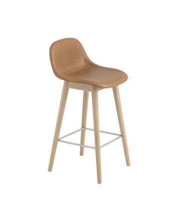 Muuto Fiber Barstol Med Træ Base Og Ryglæn Læder Polstret Cognac Eg H87   Cm
