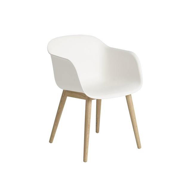 Muuto Fiber Spisebordsstol Med Armlæn Og Træ Base Natural Hvid Eg