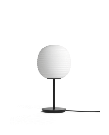 New Works Lantern Bordlampe Med Sort Fod   Matteret Hvid Opal Glas Lille