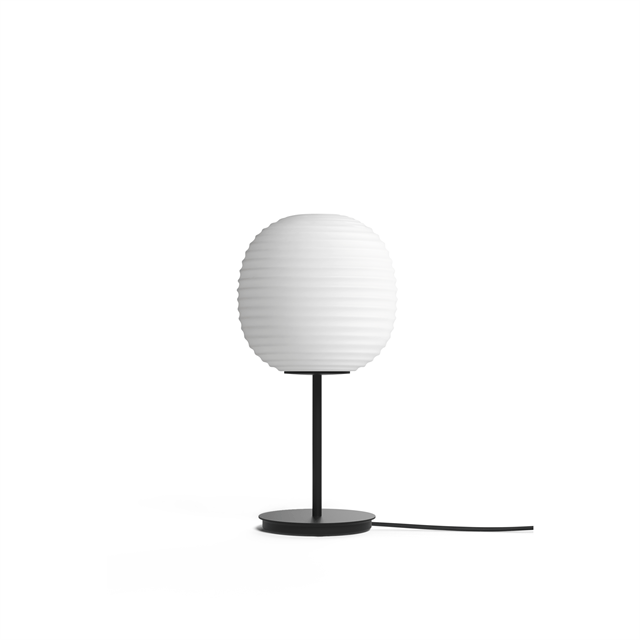 New Works Lantern Bordlampe Med Sort Fod Matteret Hvid Opal Glas Lille
