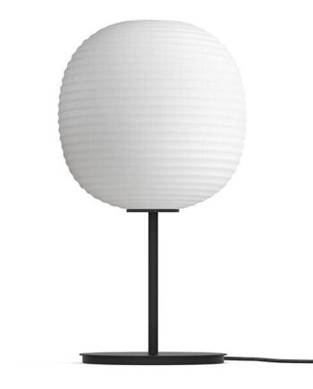 New Works Lantern Bordlampe Med Sort Fod   Matteret Hvid Opal Glas Mellem