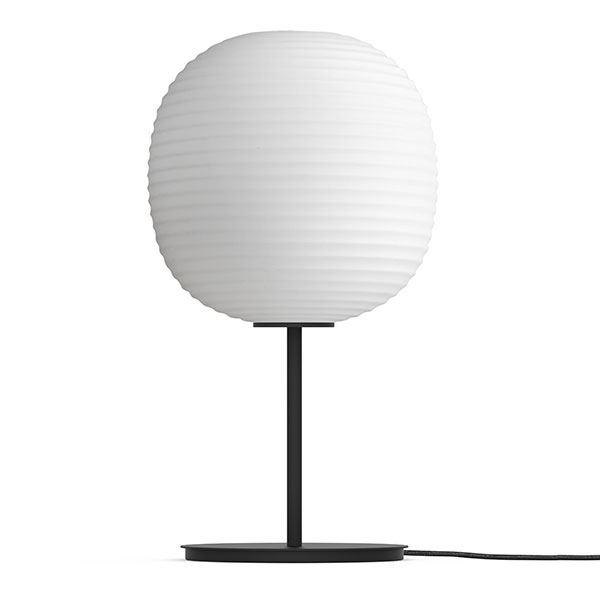 New Works Lantern Bordlampe Med Sort Fod Matteret Hvid Opal Glas Mellem