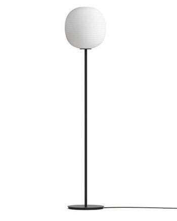 New Works Lantern Gulvlampe    Sort Fod   Matteret Hvid Opal Glas