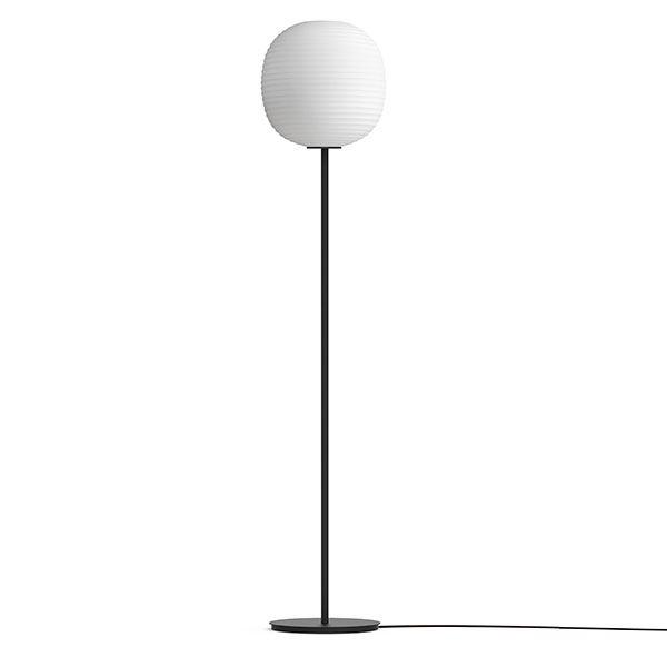 New Works Lantern Gulvlampe Sort Fod Matteret Hvid Opal Glas