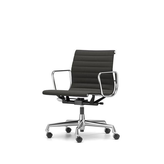 Vitra Ea118 Kontorstol Med Swivel Armlæn Vippemekanisme Sort Læder Krom Stel