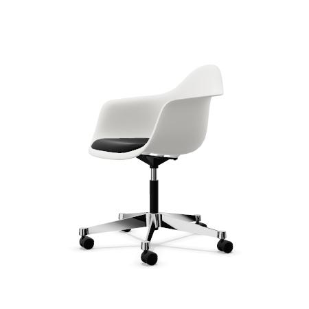 Vitra Eames Plastic Pacc Kontorstol Med Polstret Sæde Og Swivel Sort Hvid