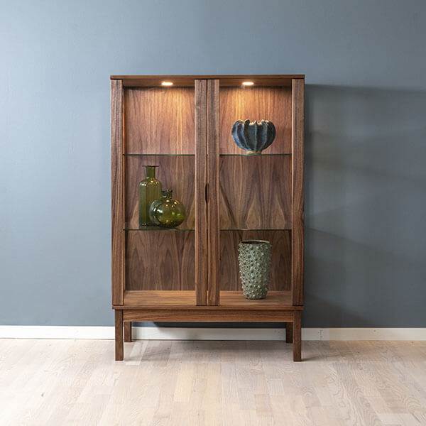 Klim Møbelfabrik Klim Furniture Vitrineskab V302 Valnød Olie : Erling Christensen Møbler : Erling Christensen Møbler