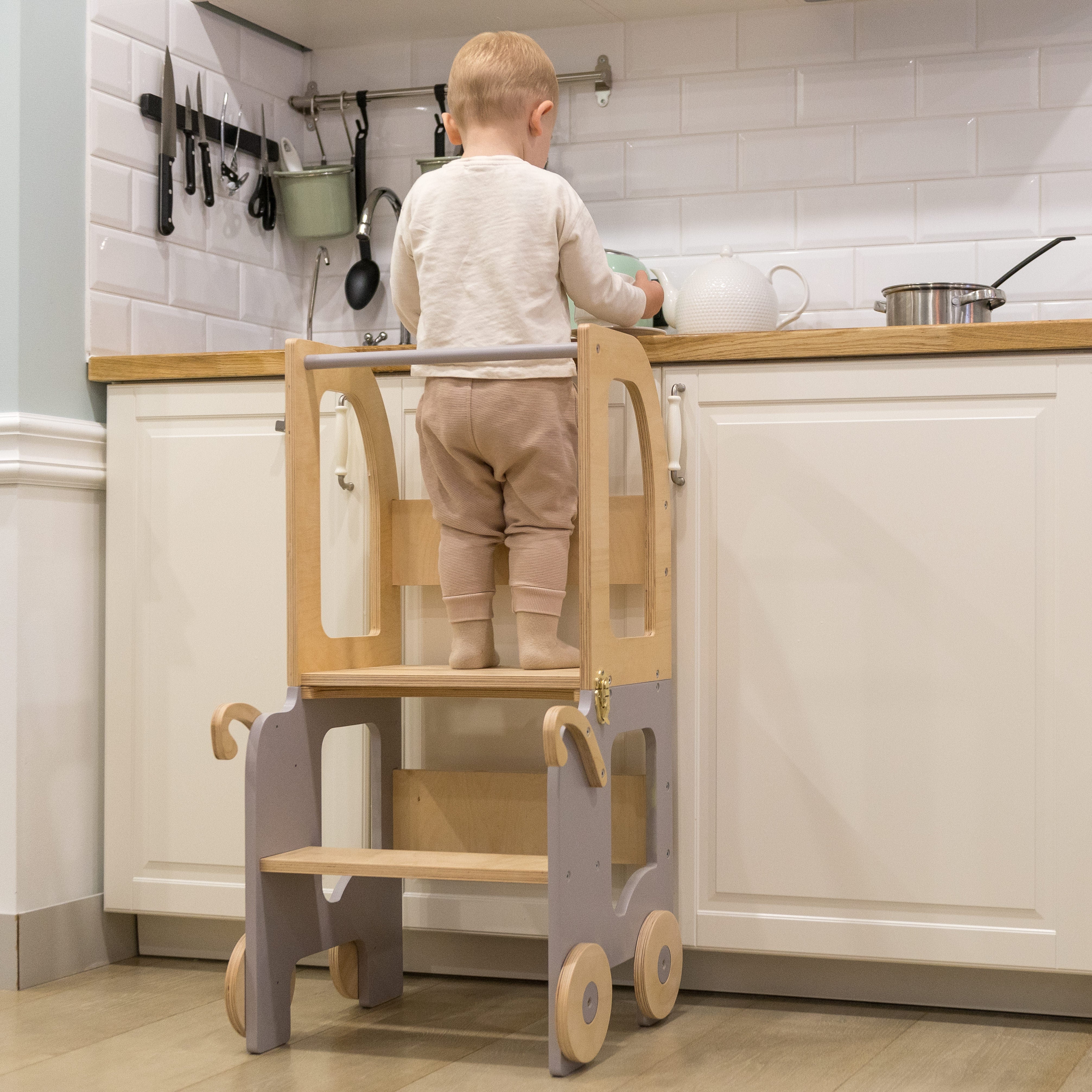 Montessori Køkkentrappe Til Barn  Grå Og Naturfarvet