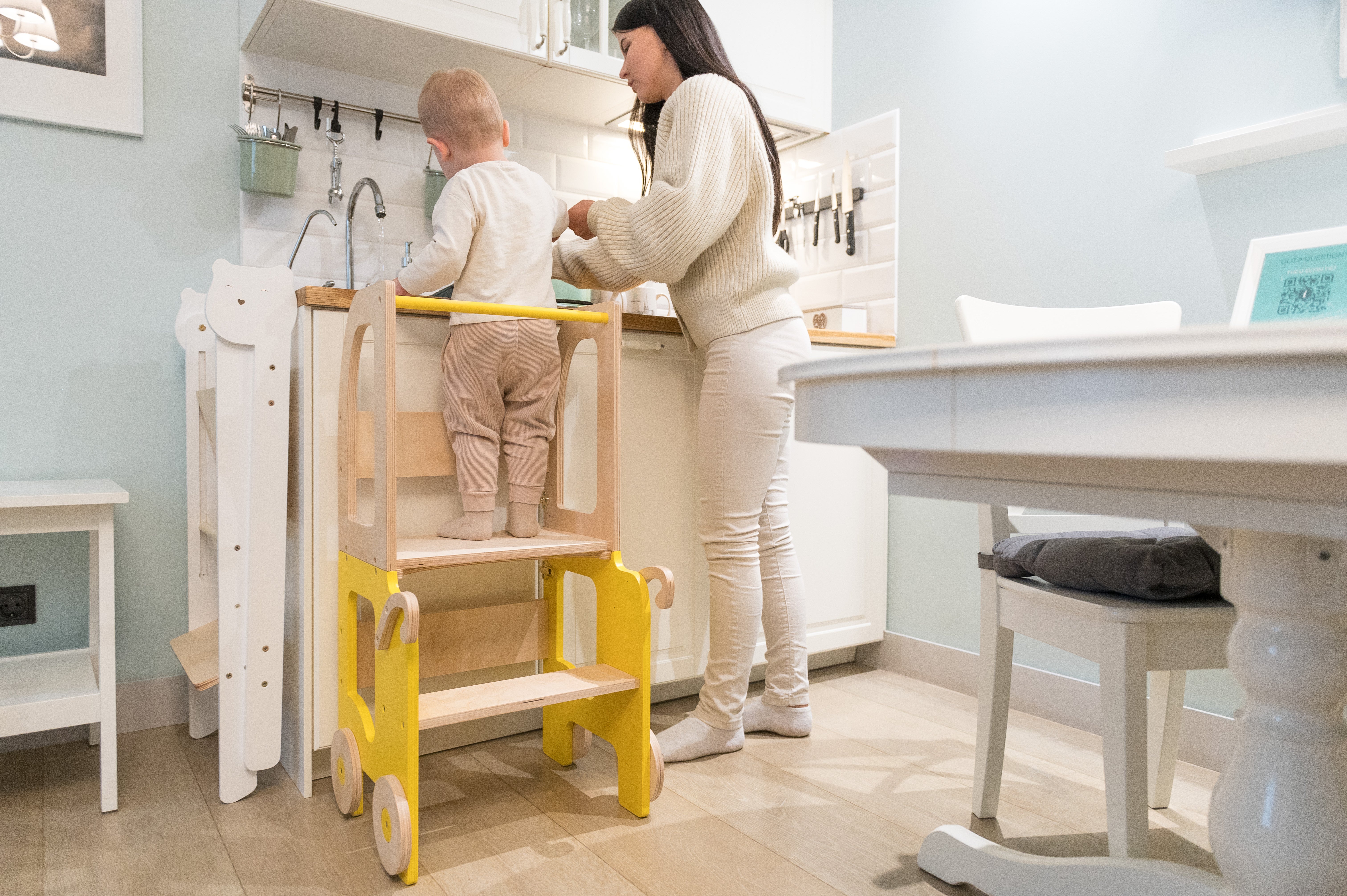 Montessori Køkkentrappe Til Barn  Gul Og Naturfarvet