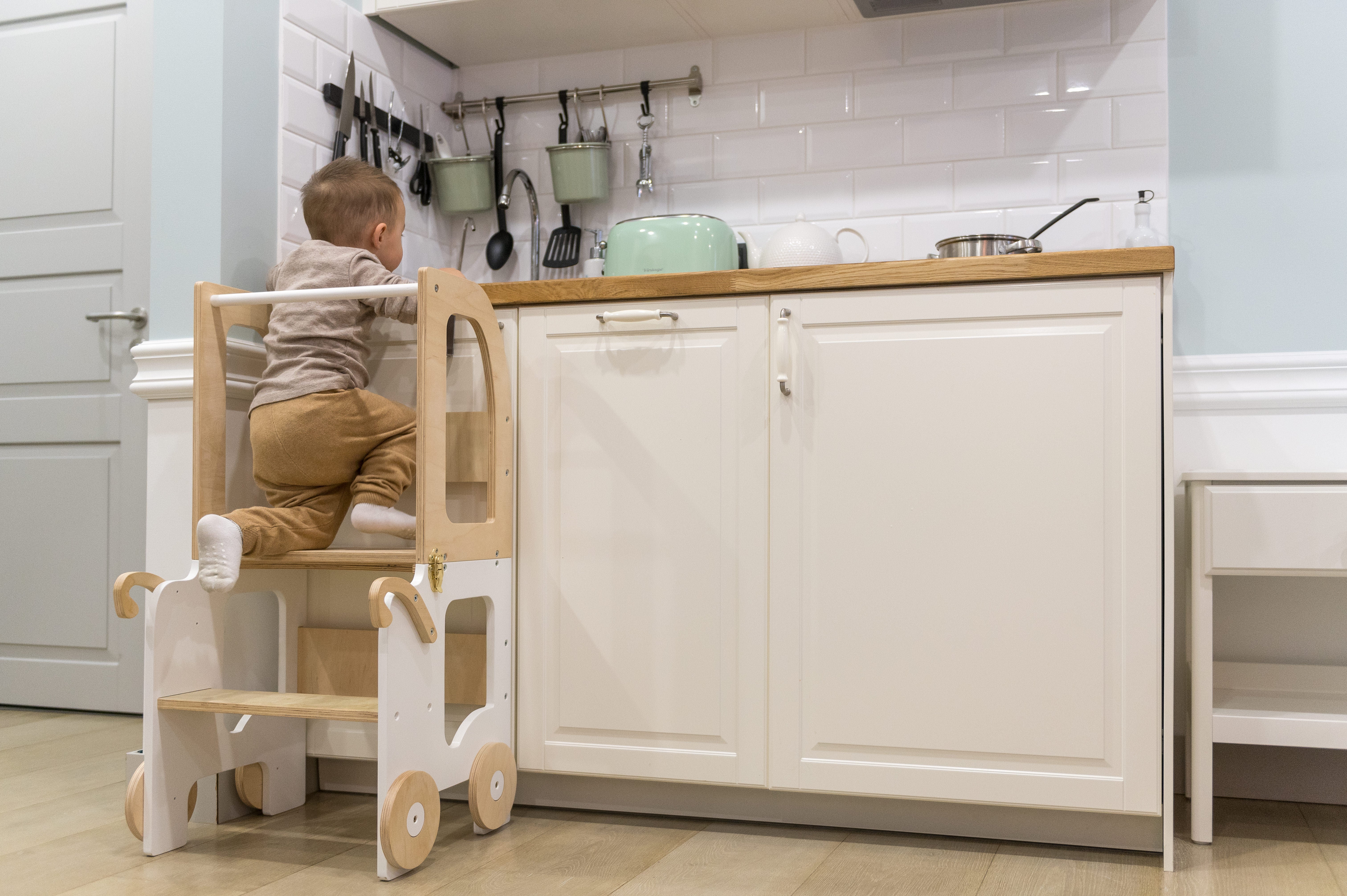 Montessori Køkkentrappe Til Barn  Hvid Og Naturfarvet