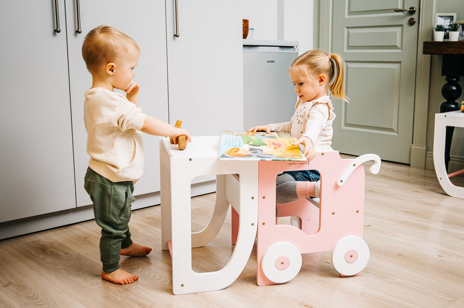 Montessori Køkkentrappe Til Barn  Pink Og Hvid
