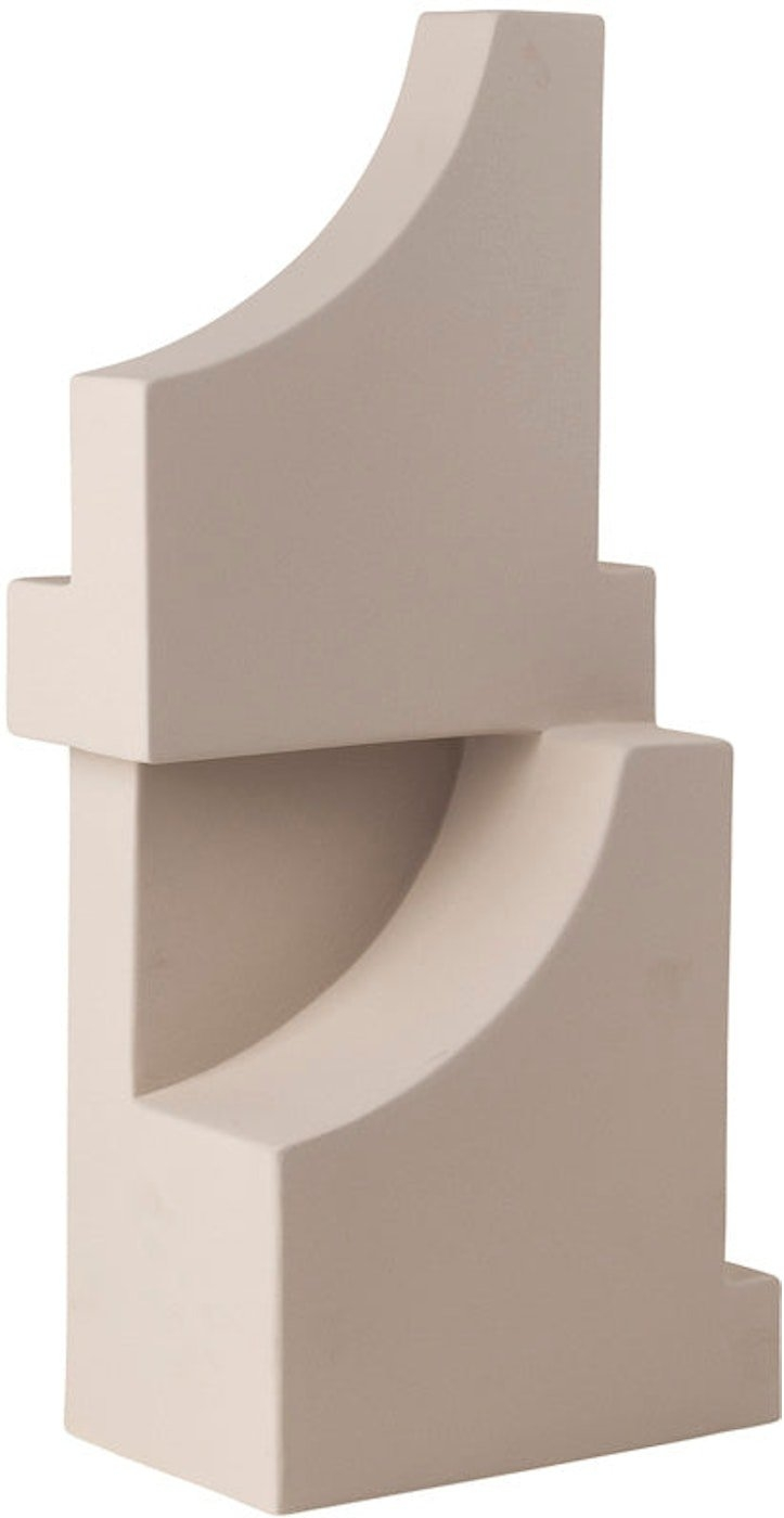 Skulptur   Lertøj Kristina Dam Serif Sandfarvet 56   15   24 Cm