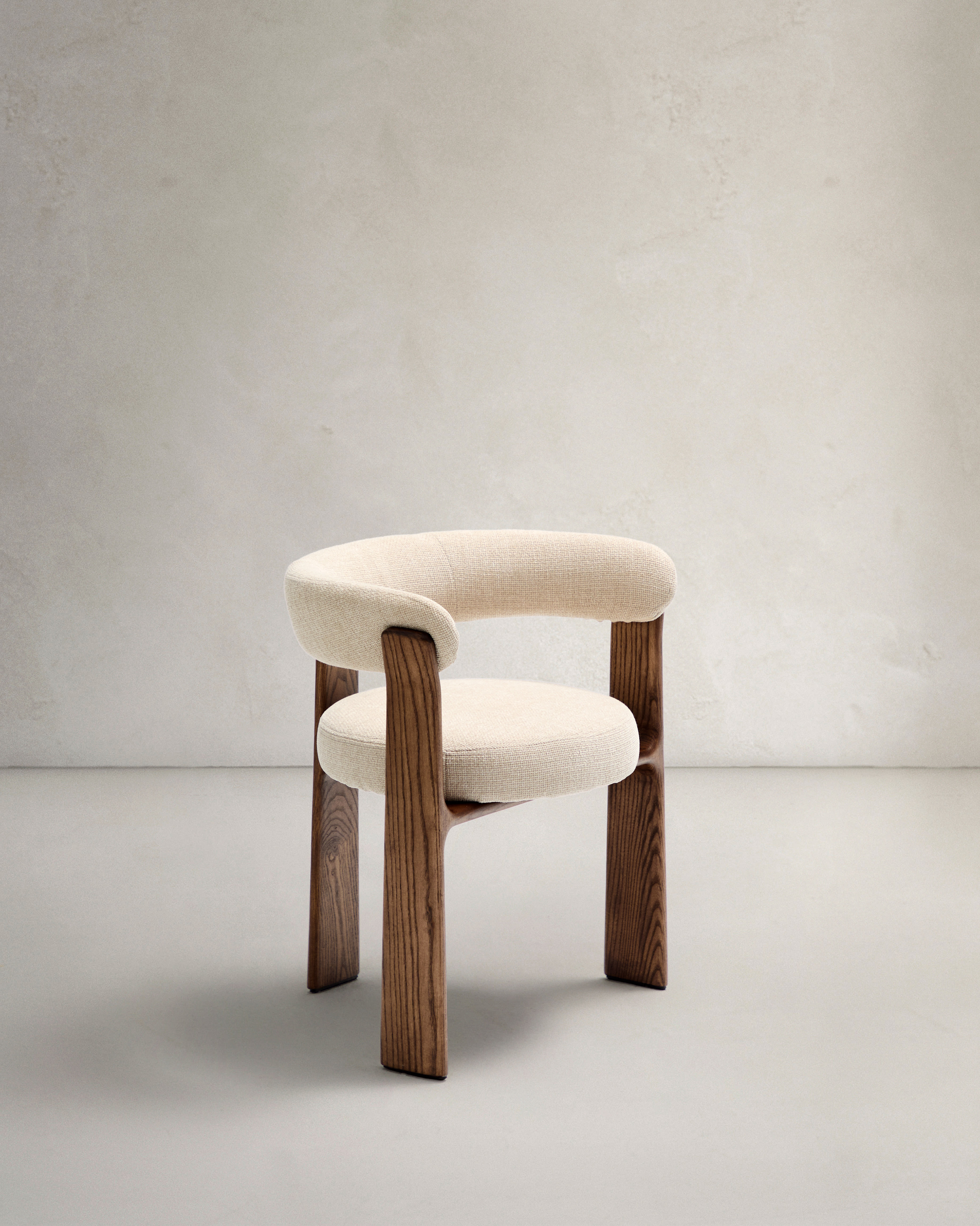 Kave Home Granite  -benet Spisebordsstol     Armlæn Beige Chenille Og Valnøddefinish Asketræ